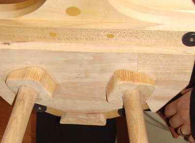 Auf diesem Bild sieht man meinen Eigenbau: eine Platte mit Füssen, die unten in die Harfe, ohne jegliche Beeinträchtigung oder Verklebung o.ä. eingesteckt werden kann. Damit ist man nicht zwingend auf einen Podest angewiesen und kann in angenehmer Sitzhöhe spielen.