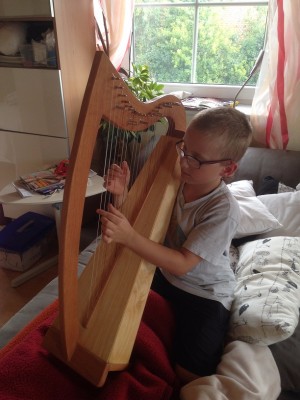Tobias mit neuer Harfe